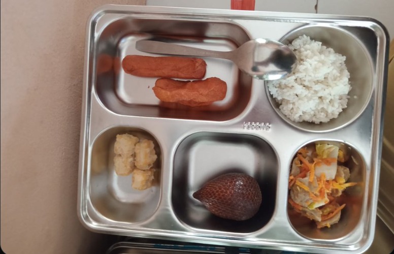 Penampakan komposisi makanan pada Program Makan Bergizi Gratis hari ke dua. (Foto:X@Ddirtyyspace)